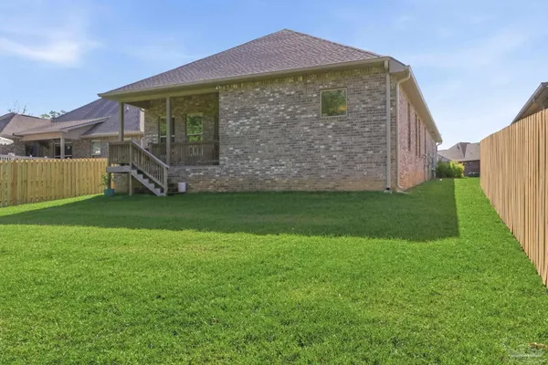 a view of a house with backyard