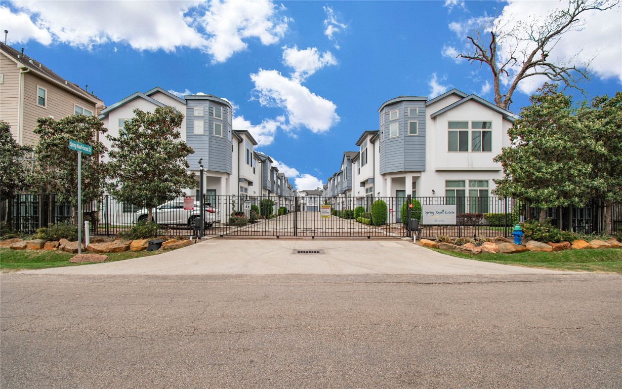 8930 Spring Knoll Forest Drive Houston, TX 77080 - Photo 4 of 37