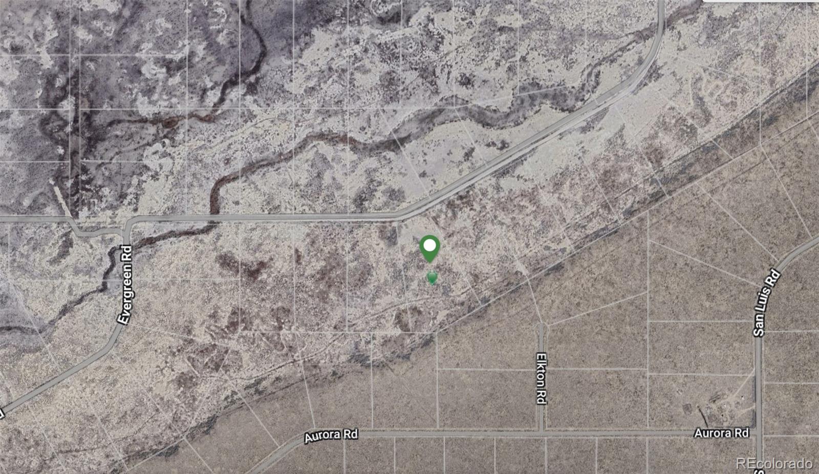 a view of roof with a yard