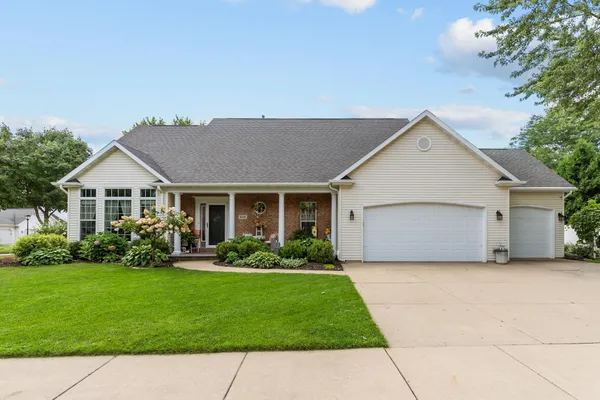 $555,000 | 613 East Castlebury Lane, Appleton, WI 54913