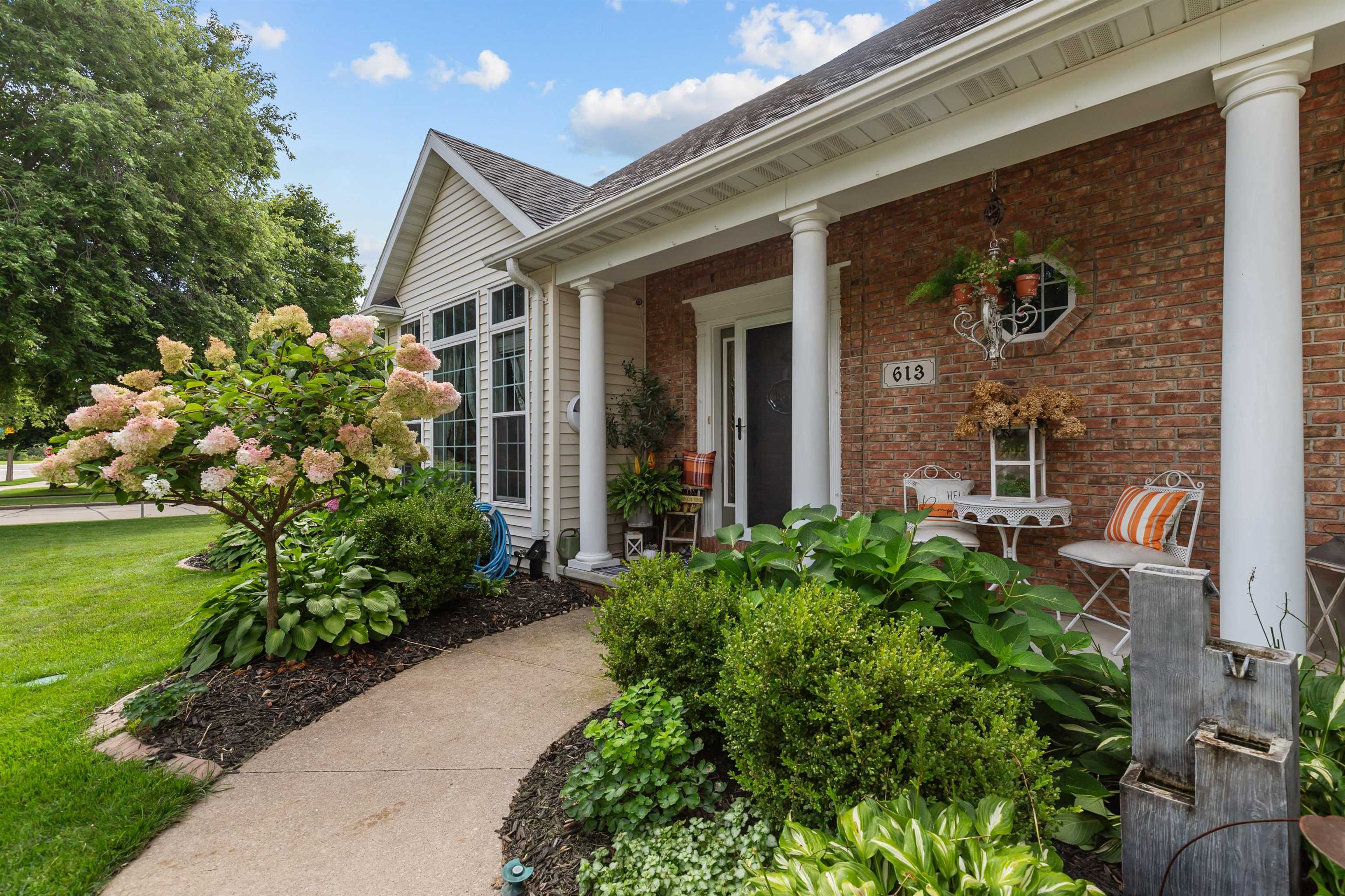 613 East Castlebury Lane Appleton, WI 54913 - Photo 3 of 57