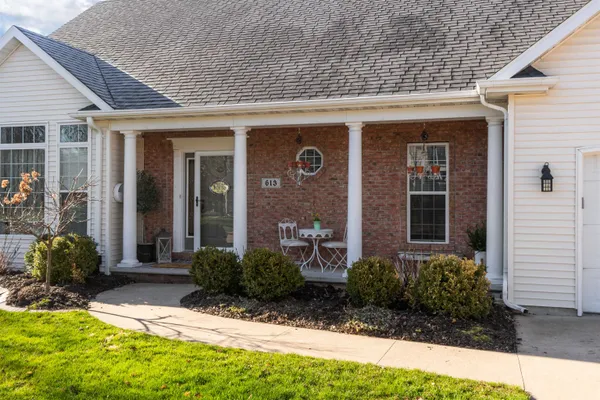 $555,000 | 613 East Castlebury Lane, Appleton, WI 54913