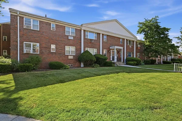 $199,900 | 73 Regency Park Drive, Unit 73, Agawam, MA 01001