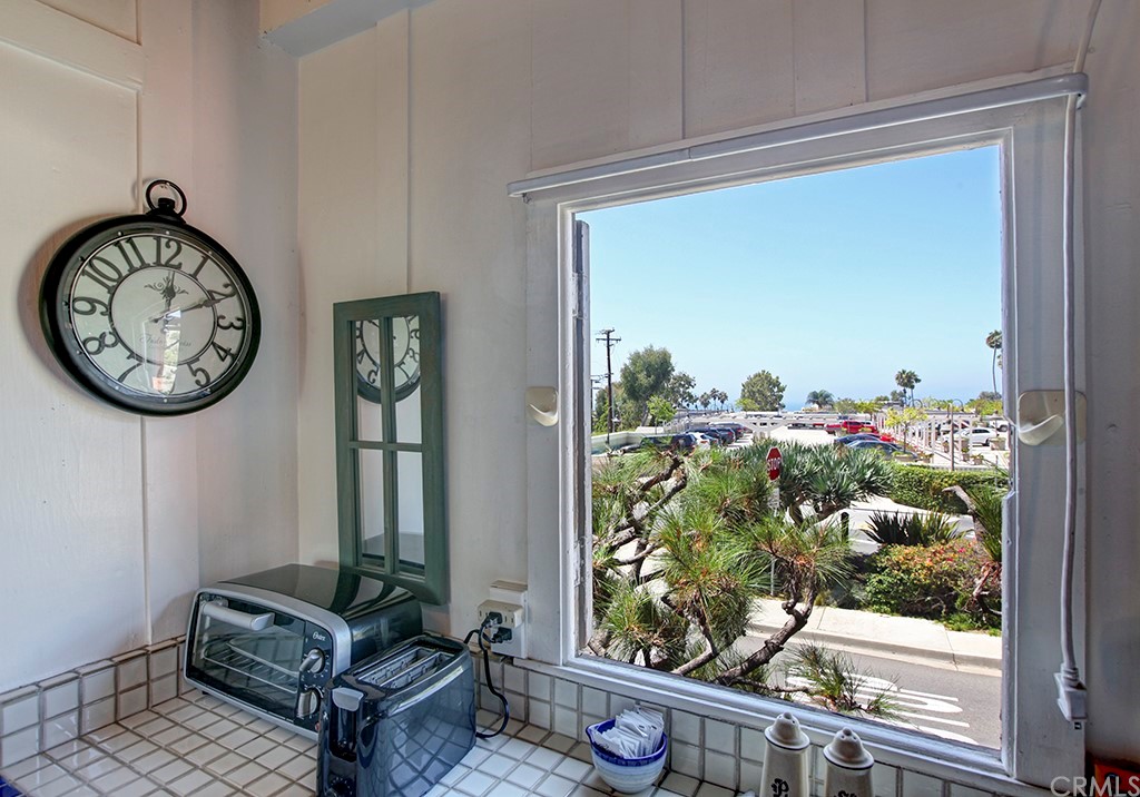 310 Hawthorne Road Laguna Beach, CA 92651 - Photo 15 of 25 a view of a hallway with entryway