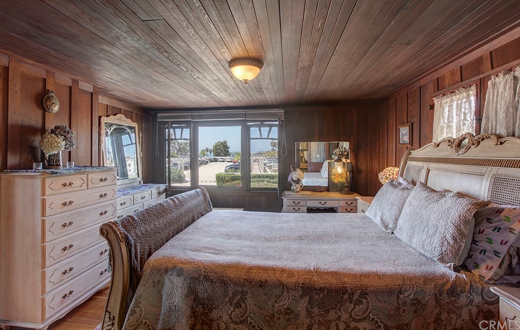 310 Hawthorne Road Laguna Beach, CA 92651 - Photo 16 of 25 a bed room with a bed and a large window