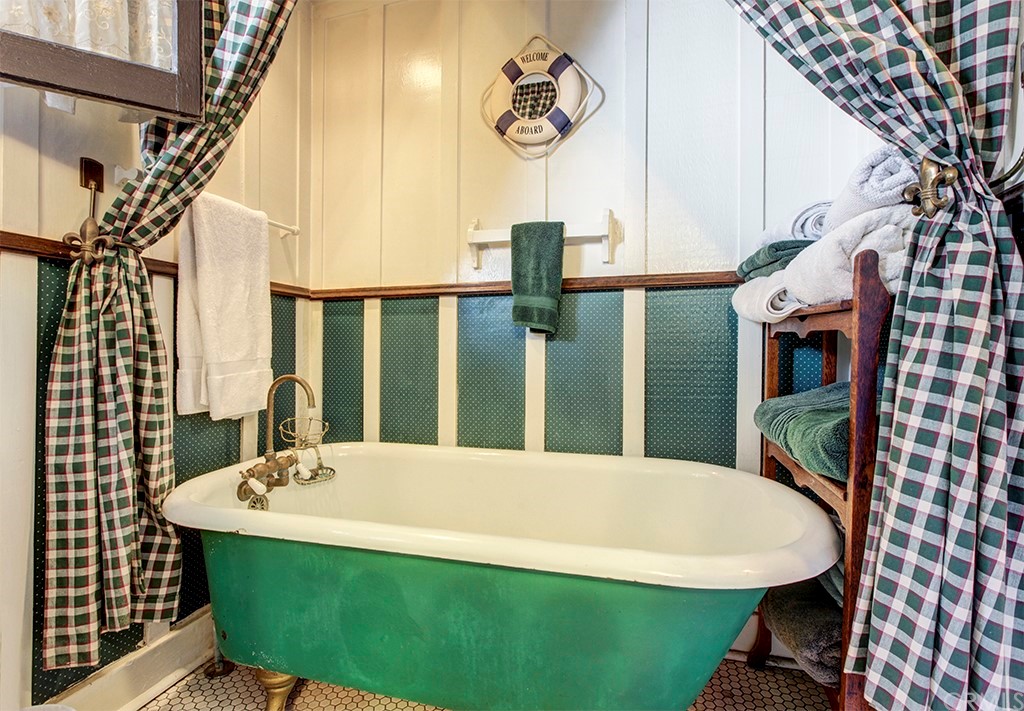 310 Hawthorne Road Laguna Beach, CA 92651 - Photo 18 of 25 a view of balcony with furniture