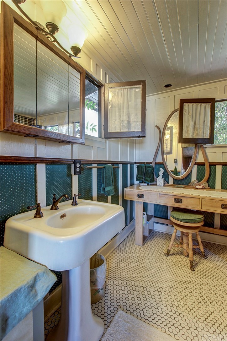 310 Hawthorne Road Laguna Beach, CA 92651 - Photo 19 of 25 a view of a dining room with furniture
