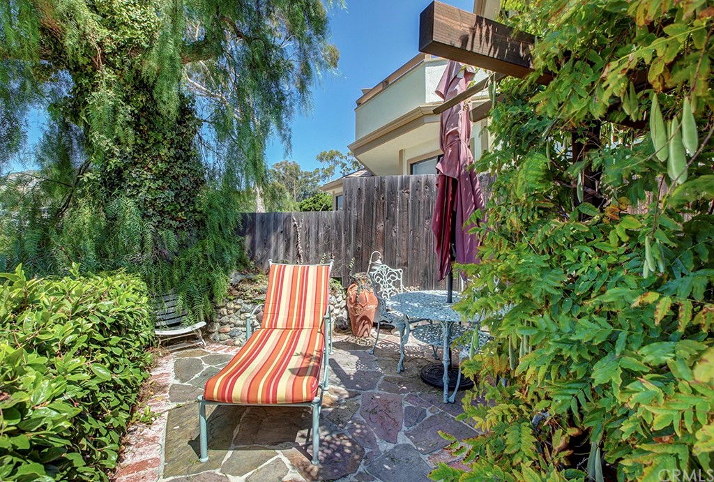 310 Hawthorne Road Laguna Beach, CA 92651 - Photo 20 of 25 a view of a backyard with sitting area and furniture