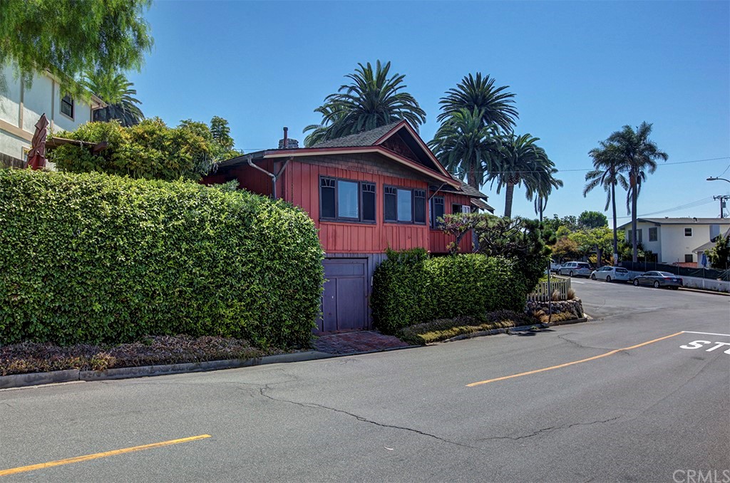 310 Hawthorne Road Laguna Beach, CA 92651 - Photo 5 of 25 front view of a house with a street