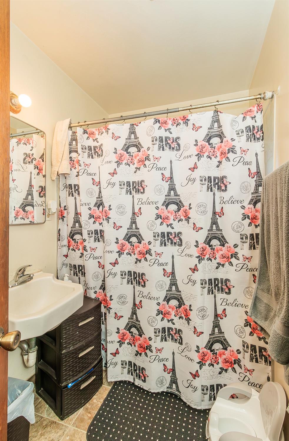 922 Music Avenue Clovis, CA 93612 - Photo 11 of 20 a bathroom with a sink mirror and vanity