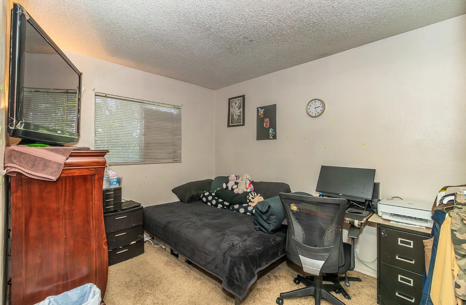 922 Music Avenue Clovis, CA 93612 - Photo 12 of 20 a living room with furniture and a flat screen tv