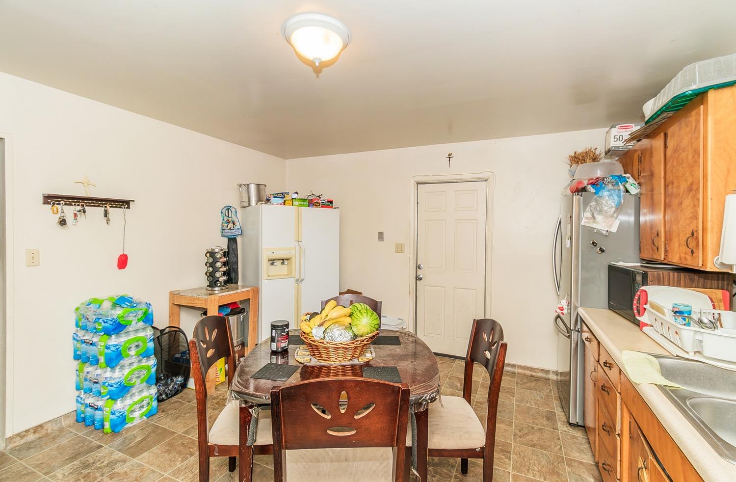 922 Music Avenue Clovis, CA 93612 - Photo 7 of 20 a living room with furniture and a table