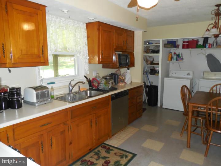 7199 Pine Tree Road Hereford, PA 18056 - Photo 8 of 19 Kitchen