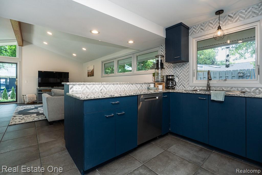 348 Charles Road Rochester, MI 48307 - Photo 8 of 24