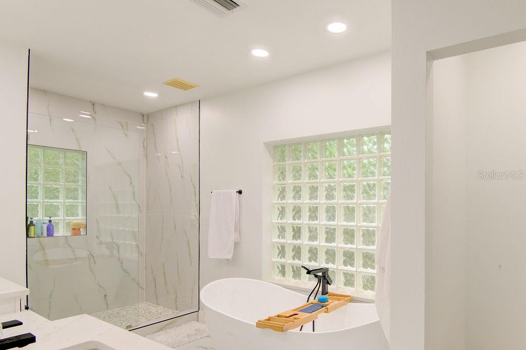 1720 Spring Creek Drive Sarasota, FL 34239 - Photo 39 of 63 a bath room with a bath tub and shower