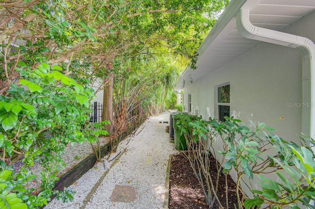 1720 Spring Creek Drive Sarasota, FL 34239 - Photo 49 of 63