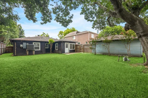 a view of a house with a backyard