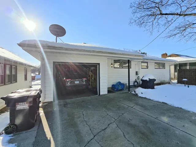 a view of a livingroom with furniture and a garage