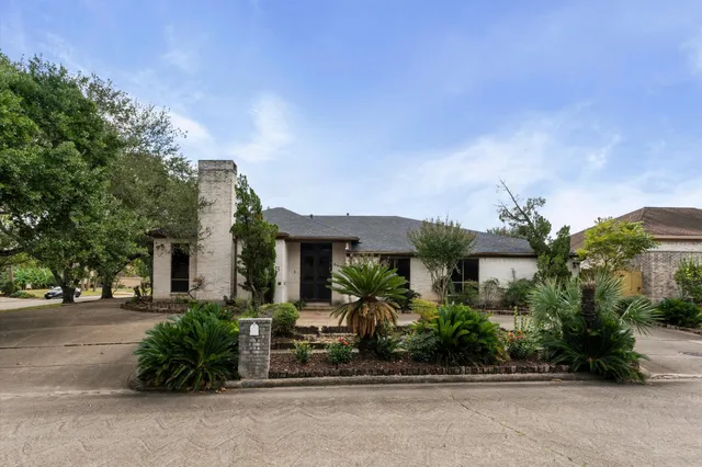 $849,500 | 8103 Lake Edge Court, Houston, TX 77071