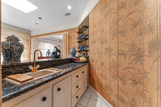 $849,500 | 8103 Lake Edge Court, Houston, TX 77071