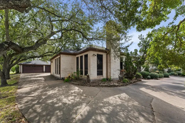 $849,500 | 8103 Lake Edge Court, Houston, TX 77071