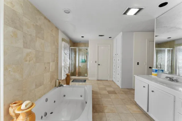 $849,500 | 8103 Lake Edge Court, Houston, TX 77071