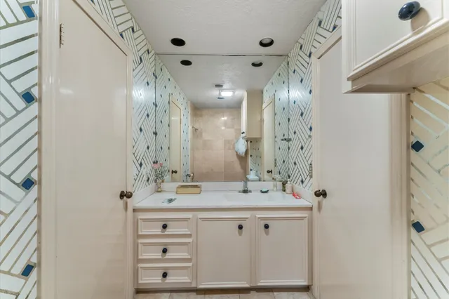 $849,500 | 8103 Lake Edge Court, Houston, TX 77071