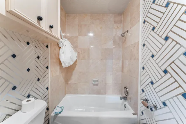 $849,500 | 8103 Lake Edge Court, Houston, TX 77071