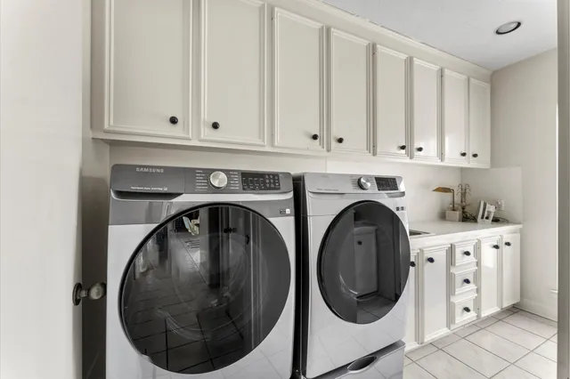 $849,500 | 8103 Lake Edge Court, Houston, TX 77071