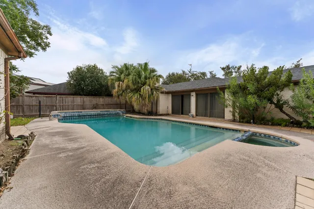 $849,500 | 8103 Lake Edge Court, Houston, TX 77071