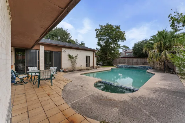 $849,500 | 8103 Lake Edge Court, Houston, TX 77071