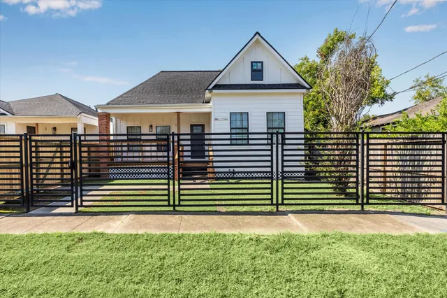 $1,985 | 2302 Sumpter Street, Unit 1, Houston, TX 77026