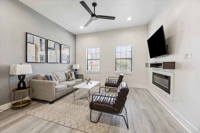 $1,985 | 2302 Sumpter Street, Unit 1, Houston, TX 77026