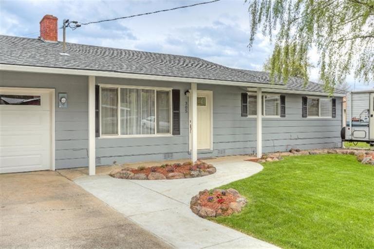 305 South Rose Street Phoenix, OR 97535 - Photo 31 of 35 Covered front porch and nicely newly lan
