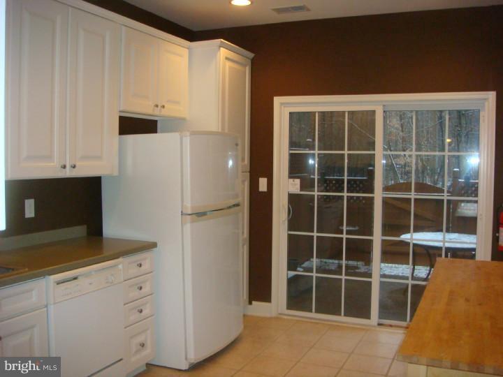 39 Warwick Road Princeton Junction, NJ 08550 - Photo 6 of 15 Kitchen