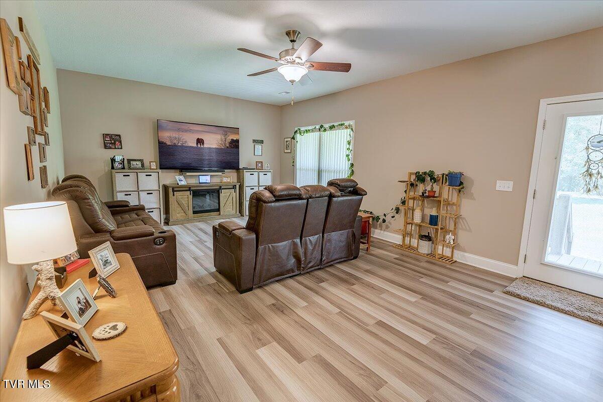 1250 McMillan Road Midway, TN 37809 - Photo 4 of 37 25-Shannon-H-1250-McMillan-Interior-6554