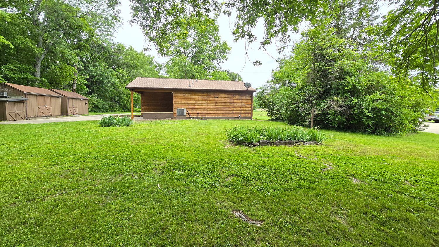 787 Walnut Hill Road Centralia, IL 62801 - Photo 9 of 42 a view of a backyard with potted plants and large trees