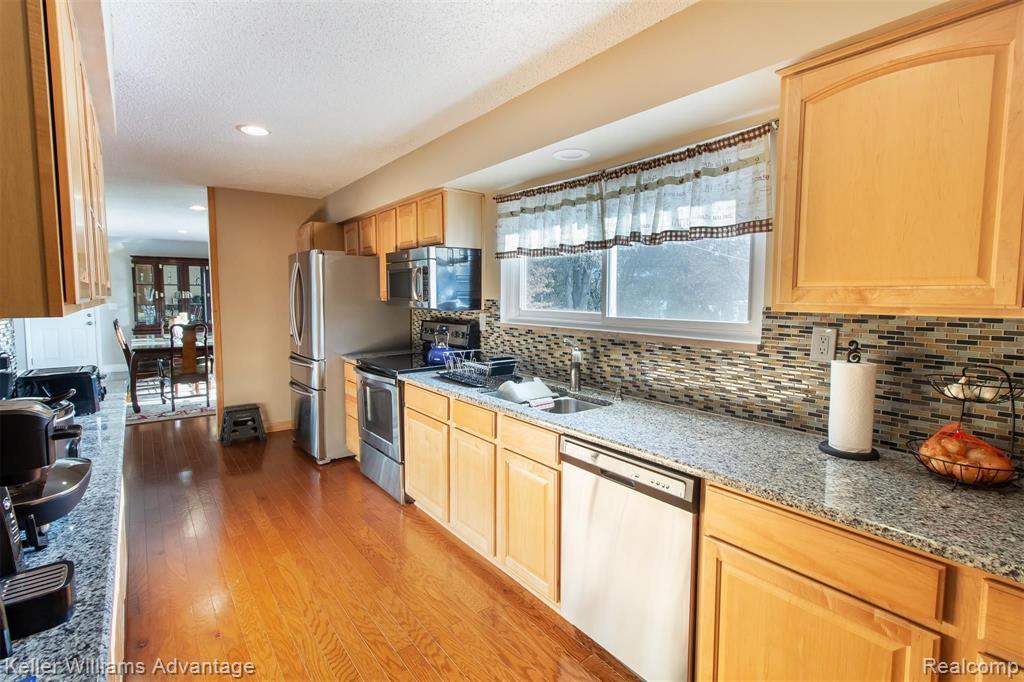 36221 West Lyman Road Farmington Hills, MI 48331 - Photo 10 of 32