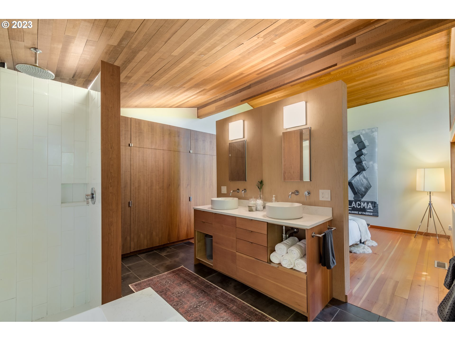 2780 Cresta De Ruta Street Eugene, OR 97403 - Photo 23 of 48 a view of bathroom with dual sinks