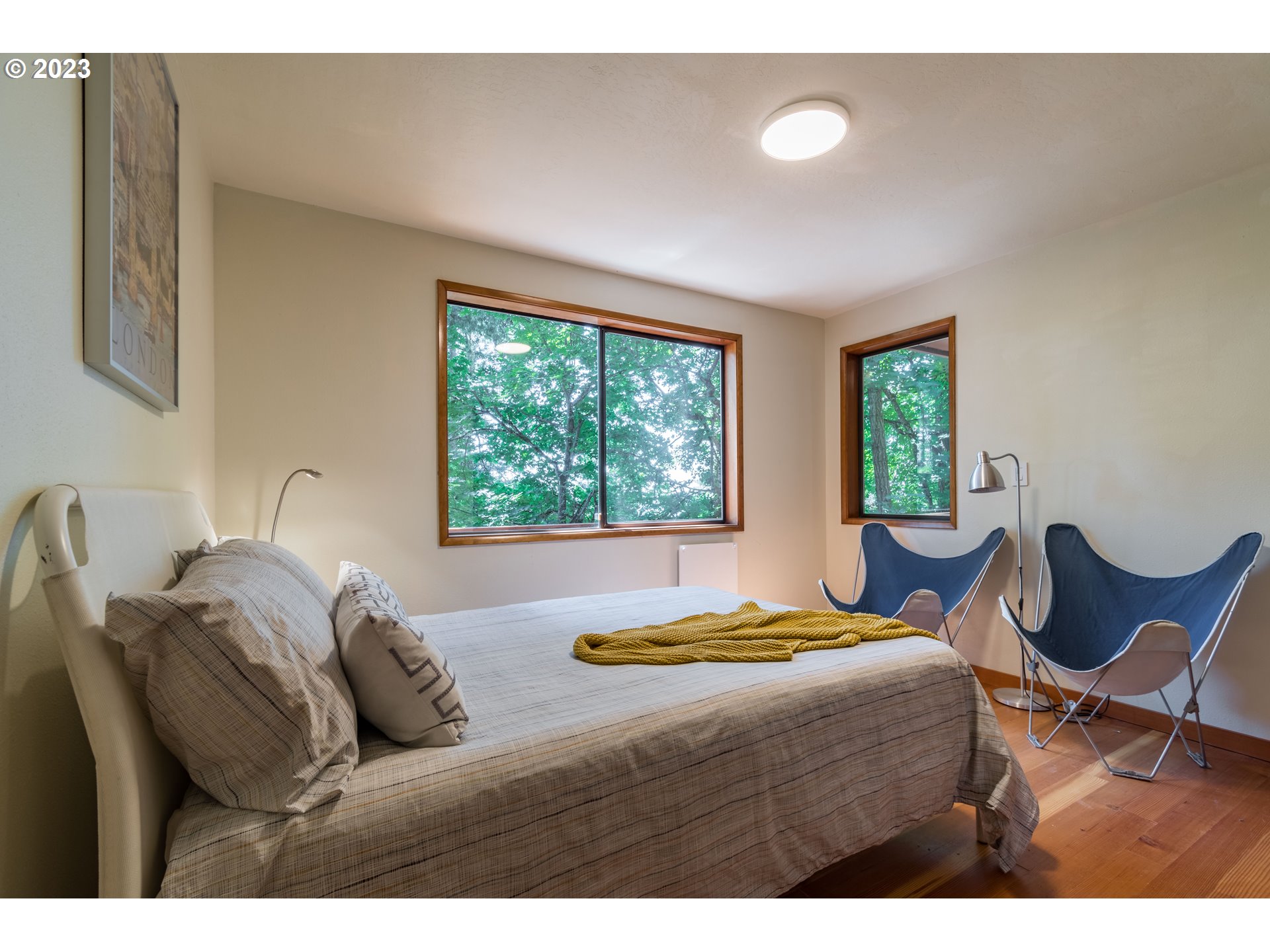 2780 Cresta De Ruta Street Eugene, OR 97403 - Photo 27 of 48 a bedroom with a bed and window
