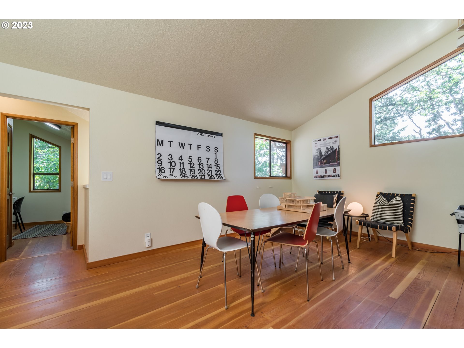 2780 Cresta De Ruta Street Eugene, OR 97403 - Photo 36 of 48 a living room with furniture and wooden floor
