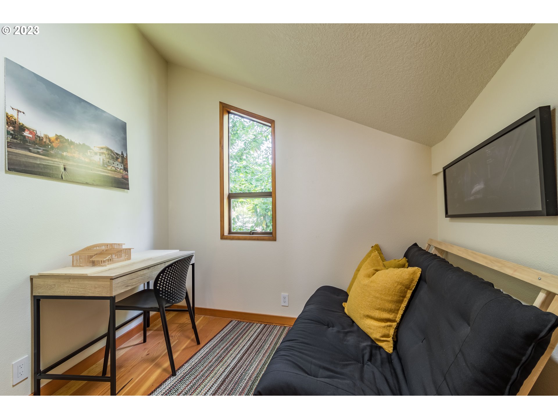 2780 Cresta De Ruta Street Eugene, OR 97403 - Photo 37 of 48 a view of a livingroom with furniture and a window