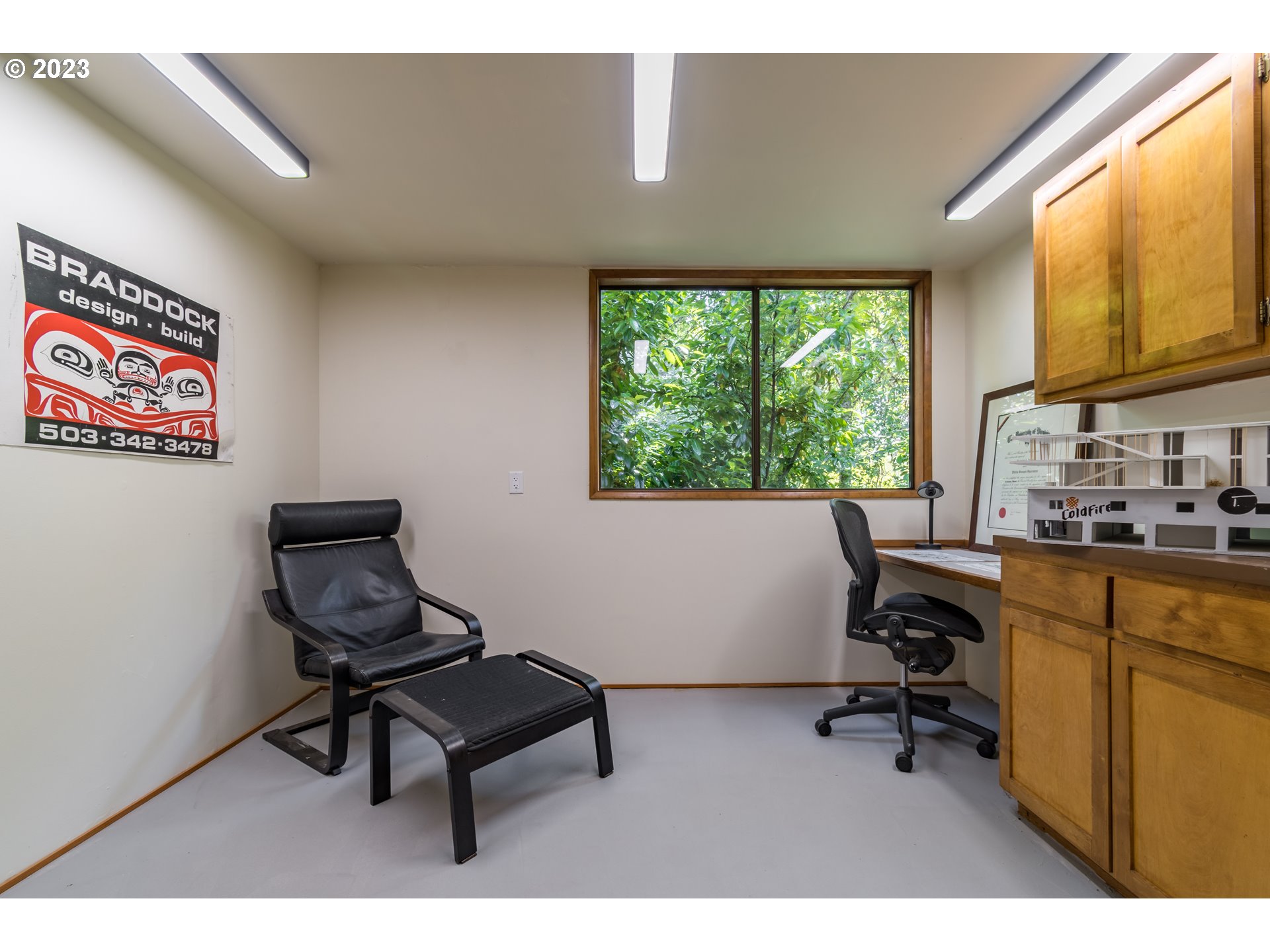 2780 Cresta De Ruta Street Eugene, OR 97403 - Photo 38 of 48 a living room with furniture and a window