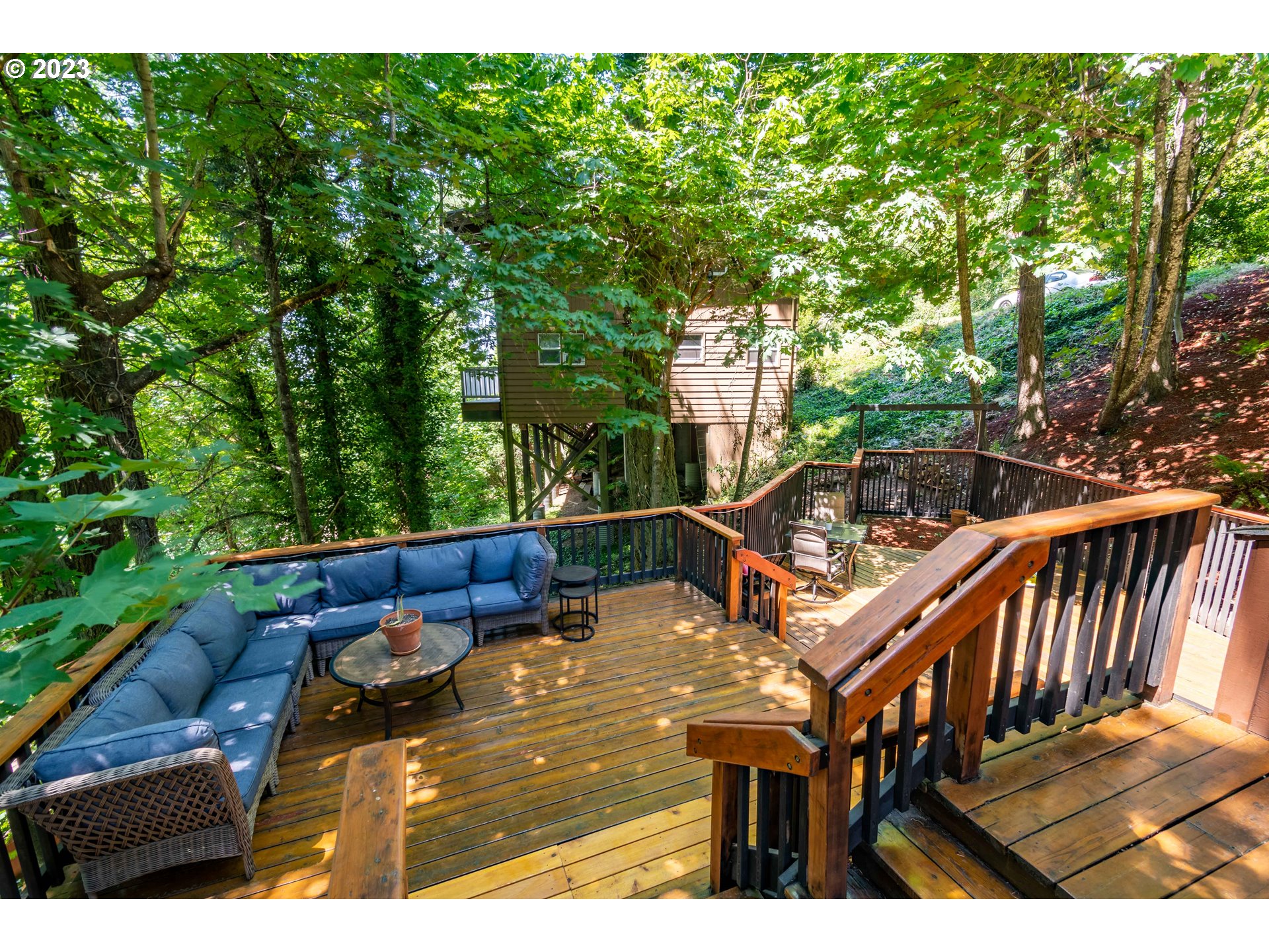 2780 Cresta De Ruta Street Eugene, OR 97403 - Photo 39 of 48 a view of a chairs and tables in the backyard