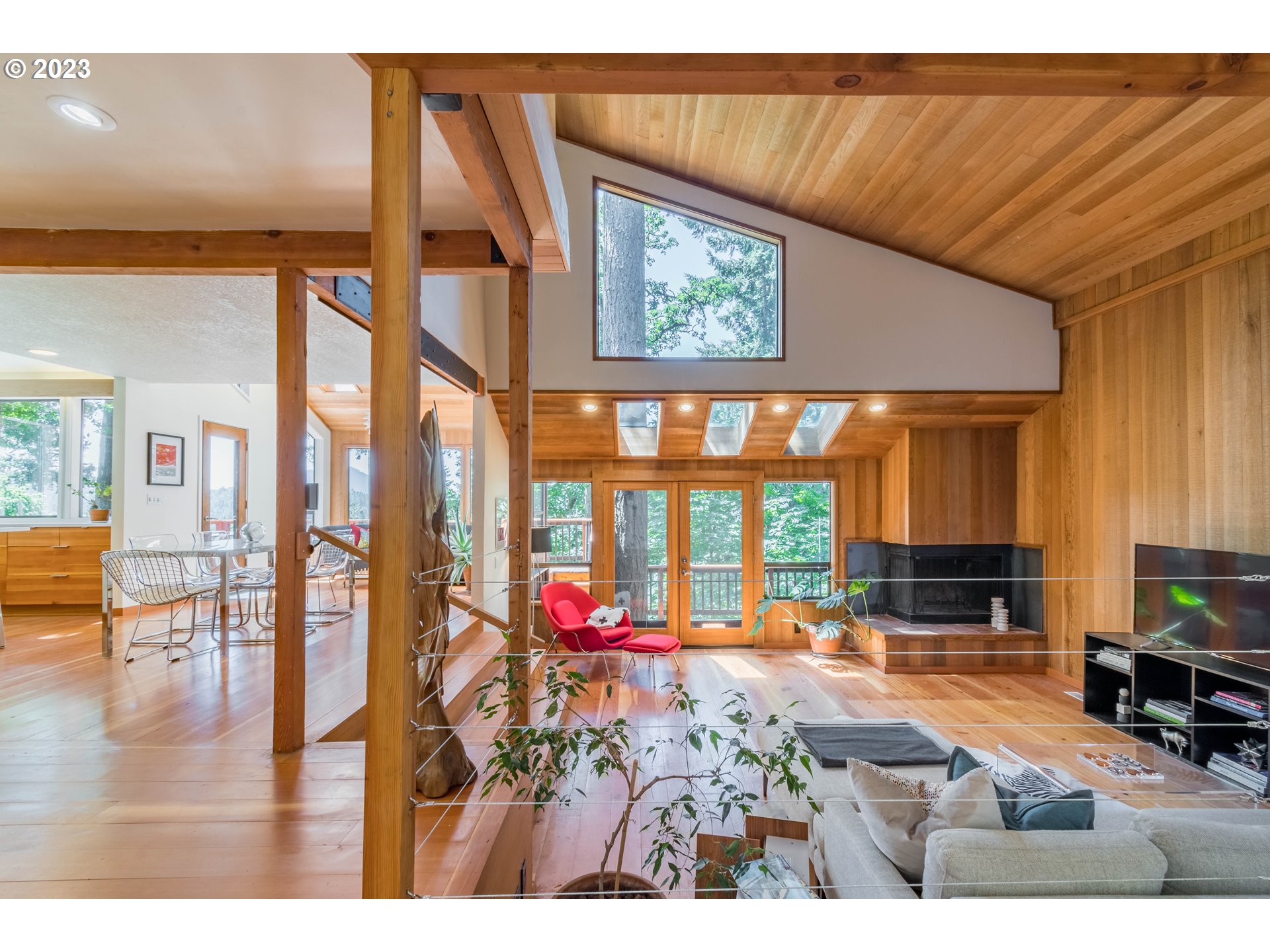 2780 Cresta De Ruta Street Eugene, OR 97403 - Photo 4 of 48 a living room filled with furniture and a floor to ceiling window