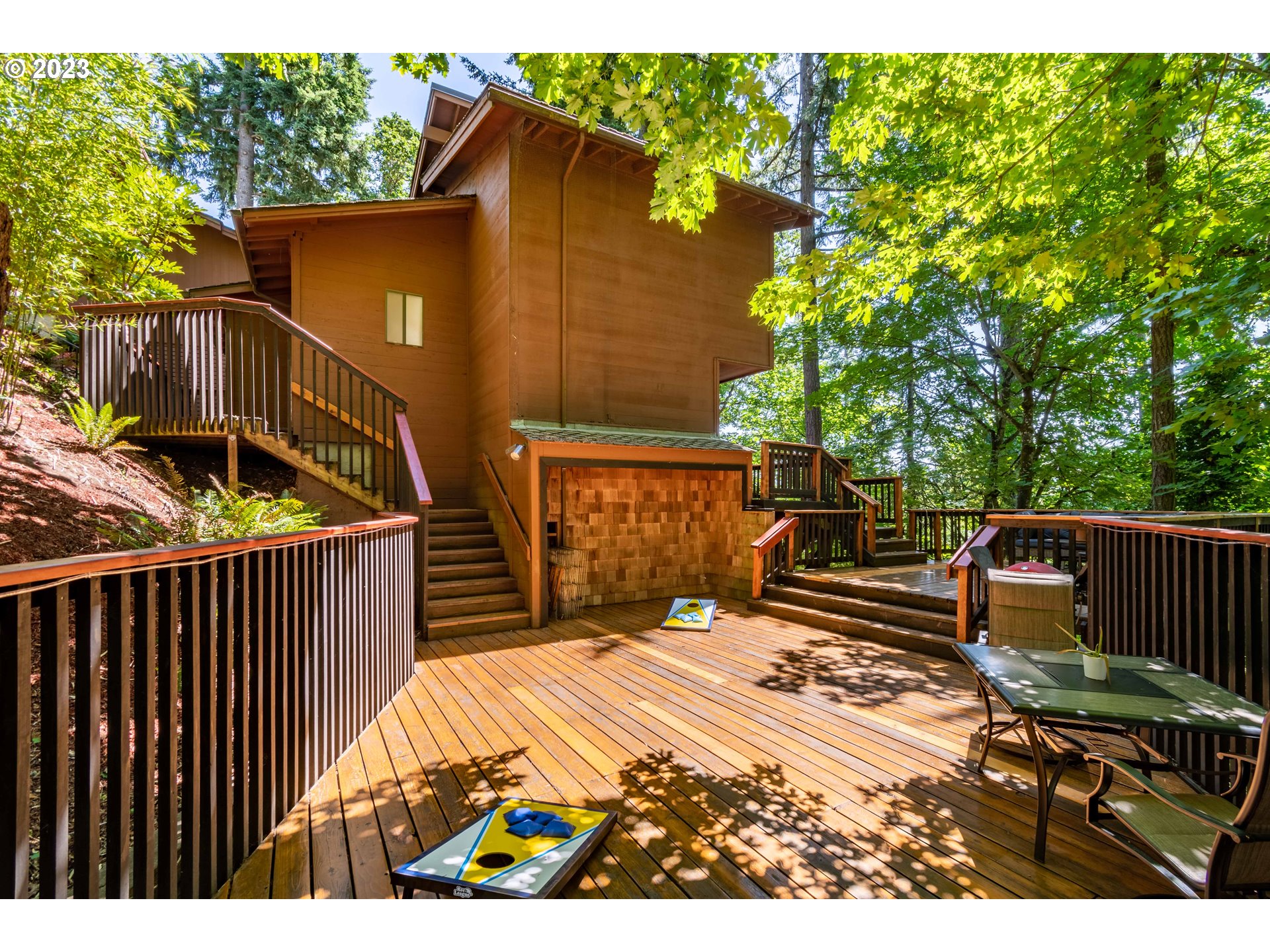 2780 Cresta De Ruta Street Eugene, OR 97403 - Photo 41 of 48 a side view of a house with backyard and sitting area