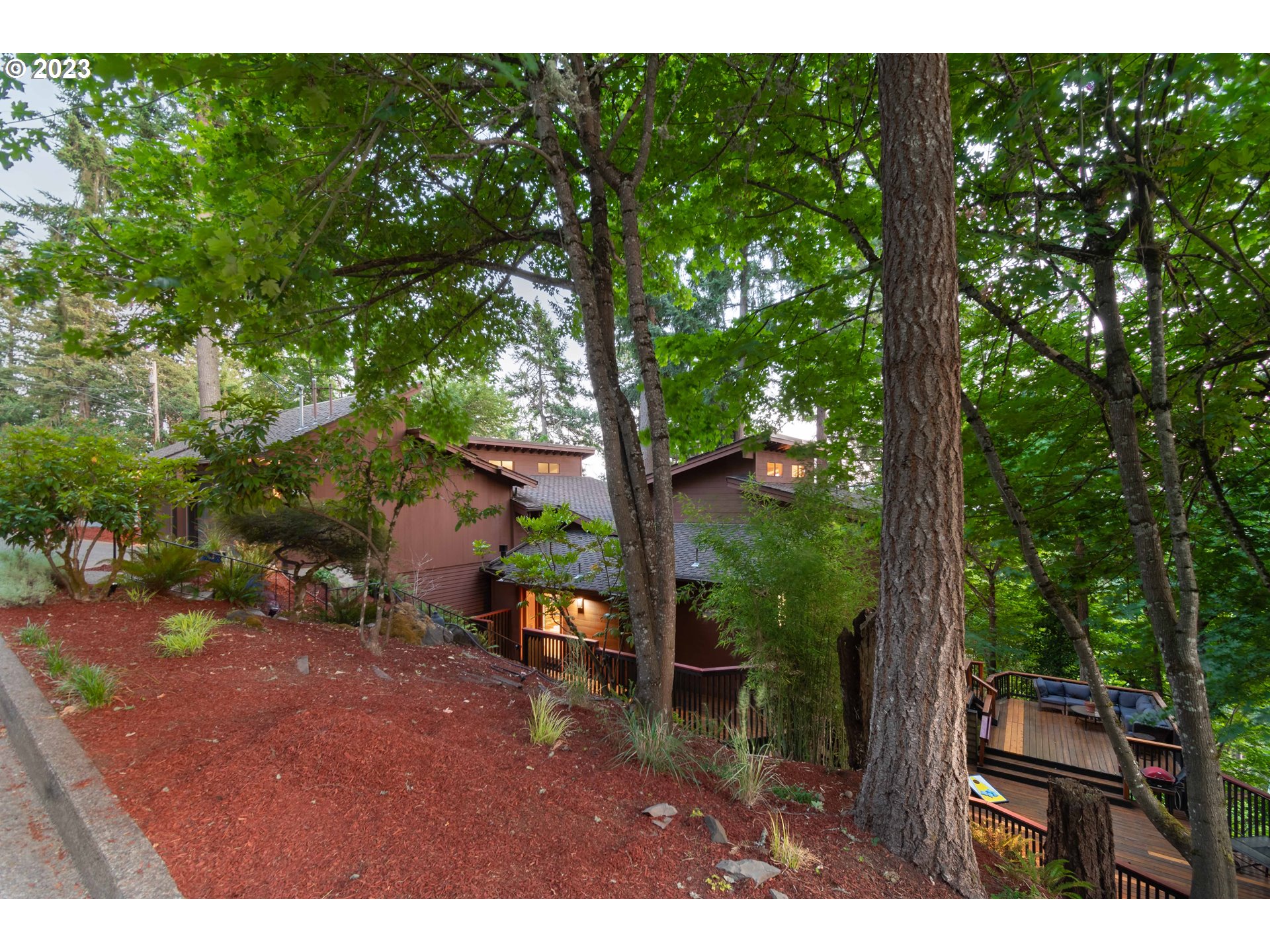 2780 Cresta De Ruta Street Eugene, OR 97403 - Photo 42 of 48 a backyard of a house with table and chairs
