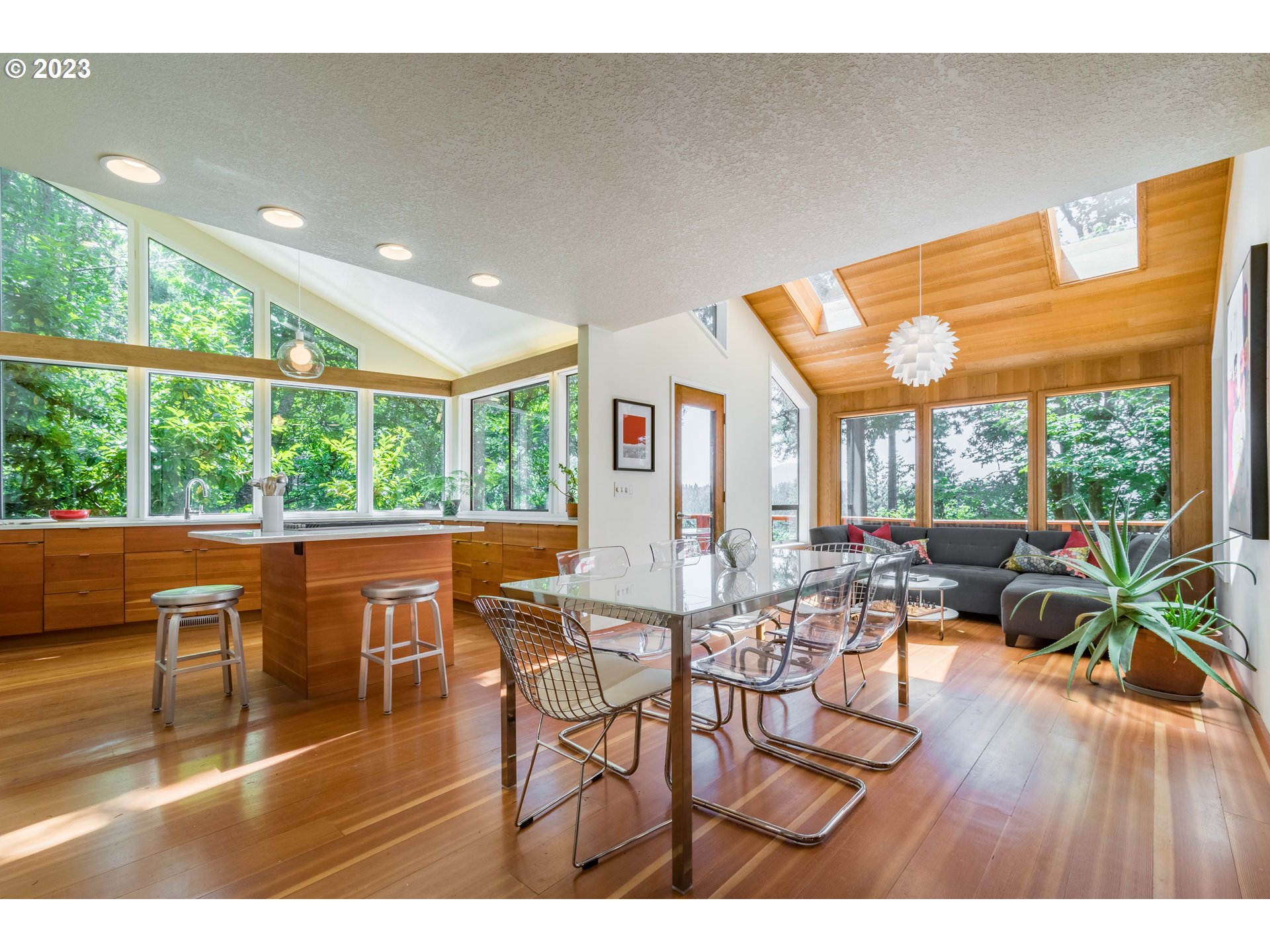 2780 Cresta De Ruta Street Eugene, OR 97403 - Photo 9 of 48 a living room with furniture and wooden floor