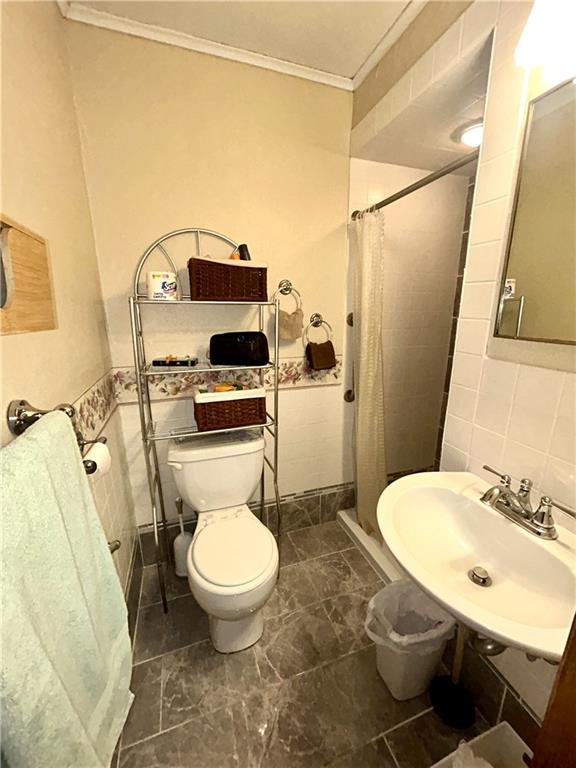 194 Nutt Road Grove City, PA 16127 - Photo 17 of 38 Primary Bathroom Ensuite Bathroom
