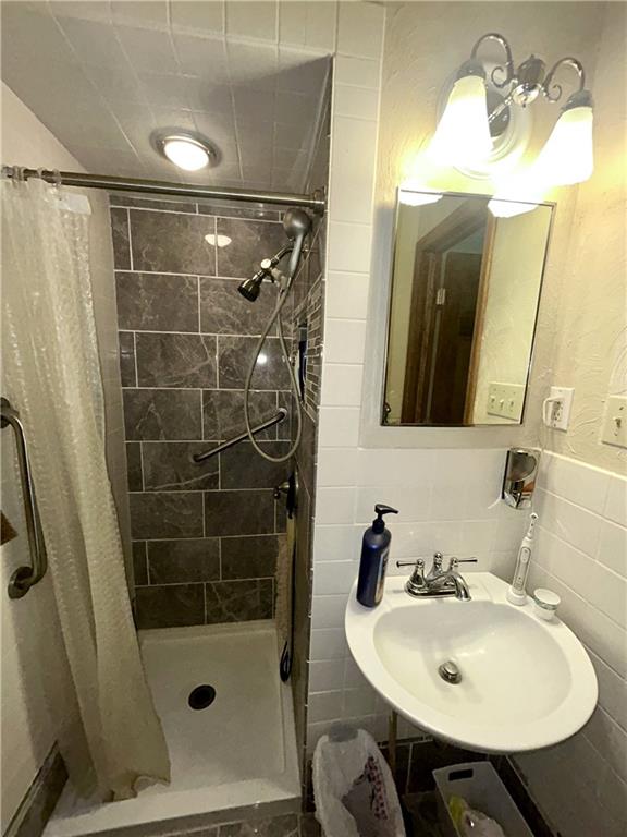 194 Nutt Road Grove City, PA 16127 - Photo 18 of 38 Primary Bedroom Ensuite Standup Shower